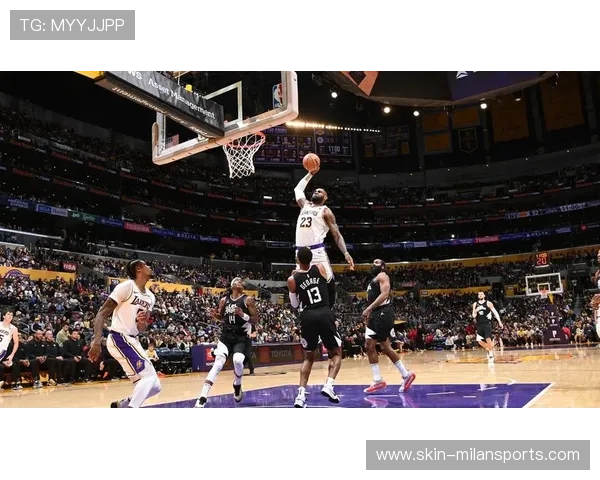 NBA快攻双手暴扣：点燃场上激情的血性瞬间