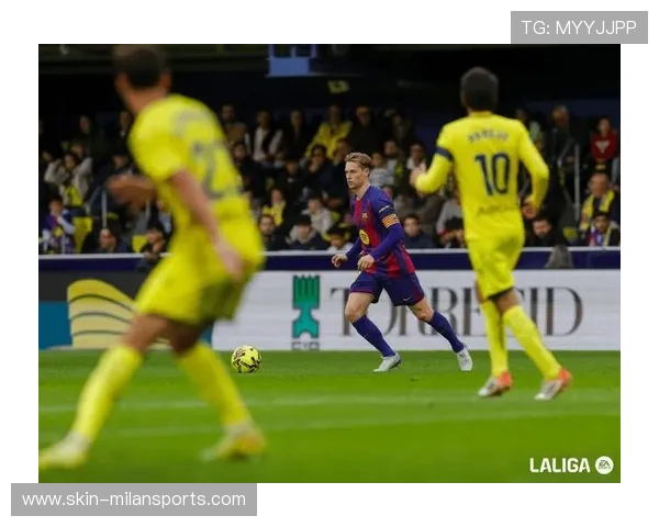 巴萨边路传中找到头球机会并命中——精彩瞬间重现